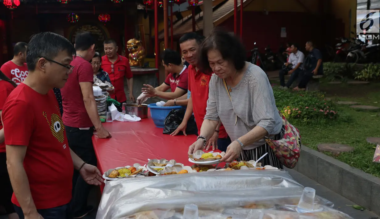 Panitia menyiapkan menu makanan berbuka puasa di Vihara Dharma Bakti di kawasan Petak Sembilan, Jakarta, Jumat (10/5/2019). Kegiatan ini rutin dilakukan komunitas muslim Tionghoa-Indonesia untuk mempererat kerukunan antar umat. (Liputan6.com/Helmi Fithriansyah)