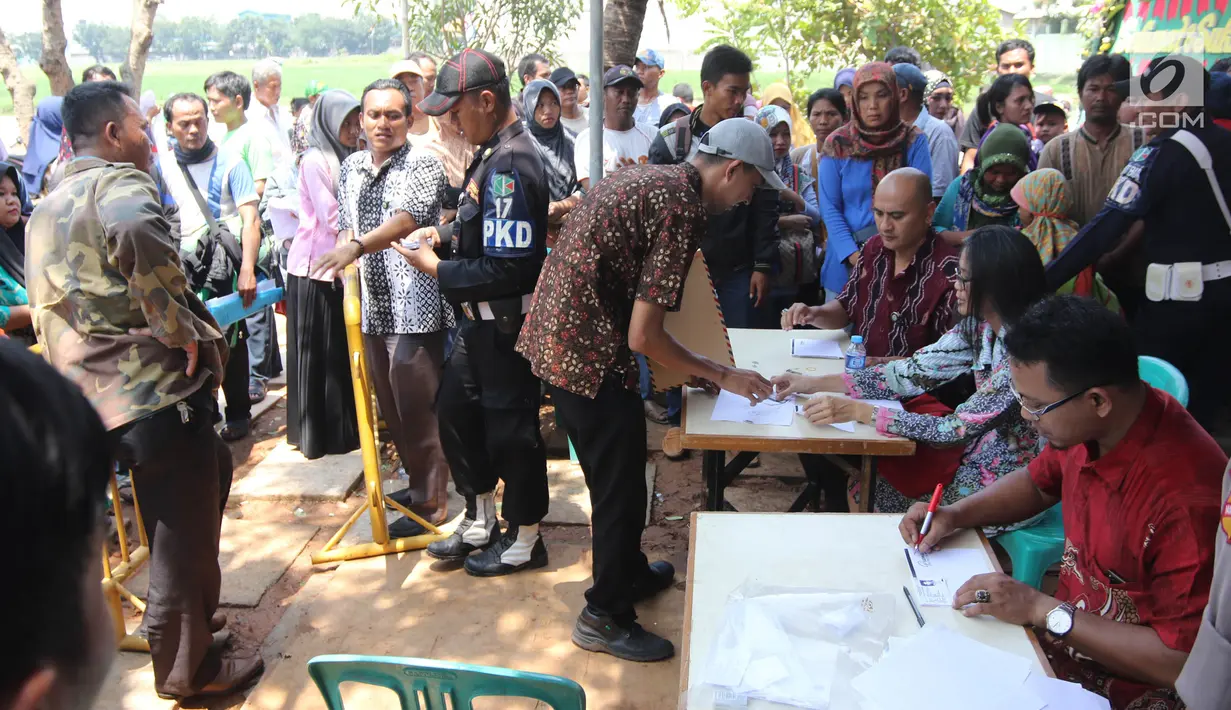 Warga calon pembeli mendaftarkan diri untuk menjadi pemilik rumah DP 0 Rupiah di Pesona Rorotan, Cilincing, Jakarta Utara, Jumat (2/3). Cicilan rumah DP 0 Rupiah berkisar antara Rp 2,2 juta hingga Rp 2,4 juta per bulan. (Liputan6.com/Arya Manggala)
