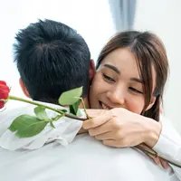 ilustrasi pasangan berpelukan/Hananeko_Studio/Shutterstock