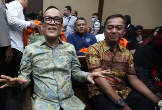 Sebelum sidang dimulai, Immanuel Ebenezer menyatakan kesiapannya bertanggung jawab atas perbuatan yang didakwakan JPU KPK. Tampak dalam foto, tersangka kasus dugaan pemerasan dalam pengurusan sertifikat K3 di Kementerian Ketenagakerjaan yang juga mantan Wakil Menteri Ketenagakerjaan (Wamenaker), Immanuel Ebenezer Gerungan (kiri) sesaat sebelum mengikuti persidangan di Pengadilan Tindak Pidana Korupsi (Tipikor) Jakarta pada Pengadilan Negeri Jakarta Pusat, Senin (19/1/2026). (Kapanlagi.com/Budy Santoso)