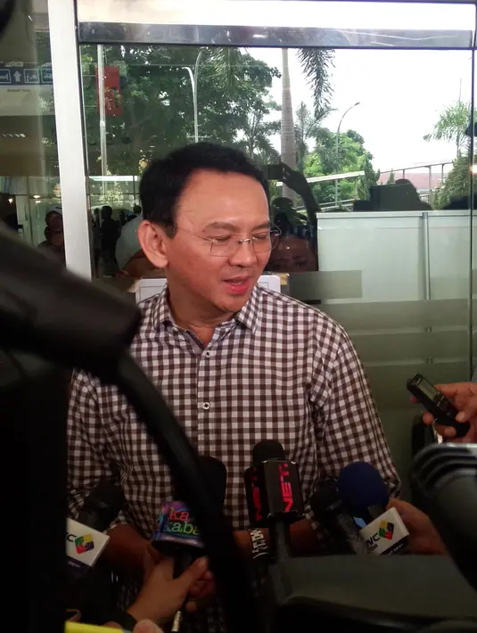 "Saya sampaikan, kamu harus tahu banyak orang yang sayang kamu, Tuhan juga sayang. Nggak usah khawatir soal biaya atau apa, teman-teman kan juga kumpulkan juga," tutur Ahok. (Nurwahyunan/Bintang.com)