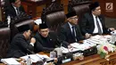 Ketua DPR Bambang Soesatyo (dua kiri) bercengkerama dengan Wakil Ketua DPR Fadli Zon (kiri)saat memimpin Sidang Paripurna di Gedung Nusantara II, Kompleks Parlemen, Senayan, Jakarta, Rabu (14/2. (Liputan6.com/JohanTallo)