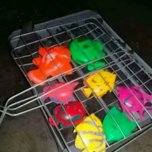 6 Potret Orang Bakar Ikan Mainan di Malam Tahun Baru 2025 Ini Bikin Tepuk Jidat