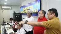 Direktur Utama Telkom Ririek Adriansyah saat berada di Nusantara Service Operation Center (NSOC.