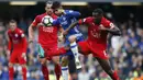 Striker Chelsea, Diego Costa, berebut bola dengan bek Leicester, Wes Morgan, pada laga Premier League di Stadion Stamford Bridge, London, Sabtu (15/10/2016). Chelsea menang 3-0 atas Leicester. (Reuters/Peter Nicholls)