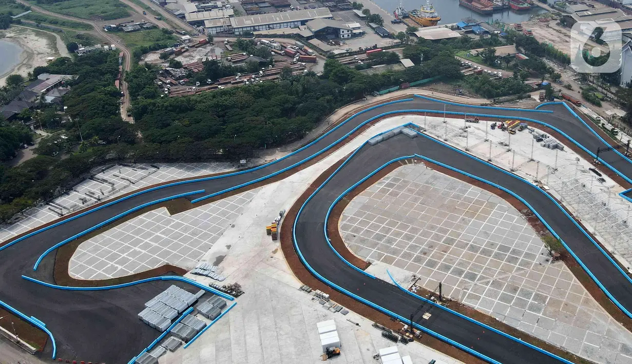 Foto udara suasana pembangunan Jakarta International E-Prix Circuit (JIEC) di kawasan Ancol, Jakarta, Rabu (11/5/2022). Pembangunan JIEC sudah mencapai 100 persen dan menyisakan pemasangan infrastruktur tambahan berupa grandstand dan jembatan penyeberangan yang ditargetkan selesai pada akhir pekan ketiga Mei. (Liputan6.com/Herman Zakharia)