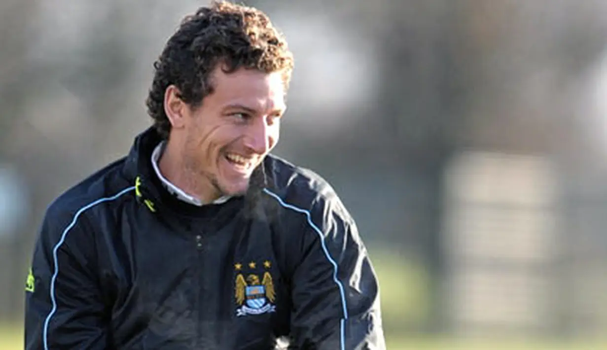 Manchester City's Elano during a training session at their Carrington training ground, on December 2, 2008, on the eve their UEFA Cup group A match at the City of Manchester stadium against Paris Saint-Germain. AFP PHOTO/ANDREW YATES