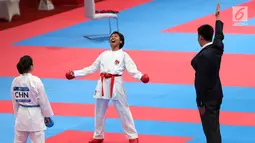 Karateka putri Indonesia, Cokorda Istri Agung Sanistyarani berteriak usai memenangkan pertandingan melawan karateka China, Jiamie Ding di babak final nomor Kumite 55 kg  di Arena Karate JCC Senayan, Jakarta, Minggu (26/8). (Liputan6.com/Fery Pradolo)