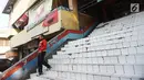 Warga menuruni tangga di Pasar Cipete, Jakarta, Sabtu (10/8/2019). Konsep revitalisasi direncanakan akan mengintegrasikan pasar dengan permukiman penduduk, rusunawa, rusunami, hotel, dan perkantoran, dengan penambahan fasilitas, seperti bioskop rakyat pada beberapa pasar. (Liputan6.com/Angga Yuniar)