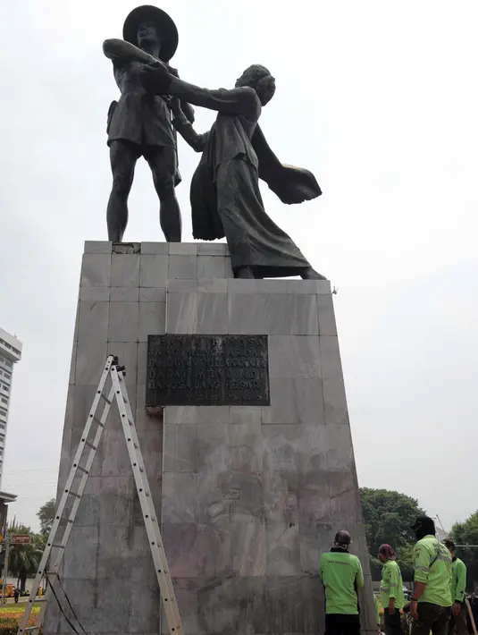 Petugas PPSU DKI Jakarta membersihkan coretan di kawasan Kebon Sirih, Jakarta Pusat, Sabtu (10/10/2020). Dinas kebersihan dari PPSU dan Satpel DLH melakukan penghapusan coretan di fasilitas umum oleh pengunjuk rasa saat demonstrasi tolak Omnibus Law UU Cipta Kerja. (Liputan6.com/Johan Tallo)
