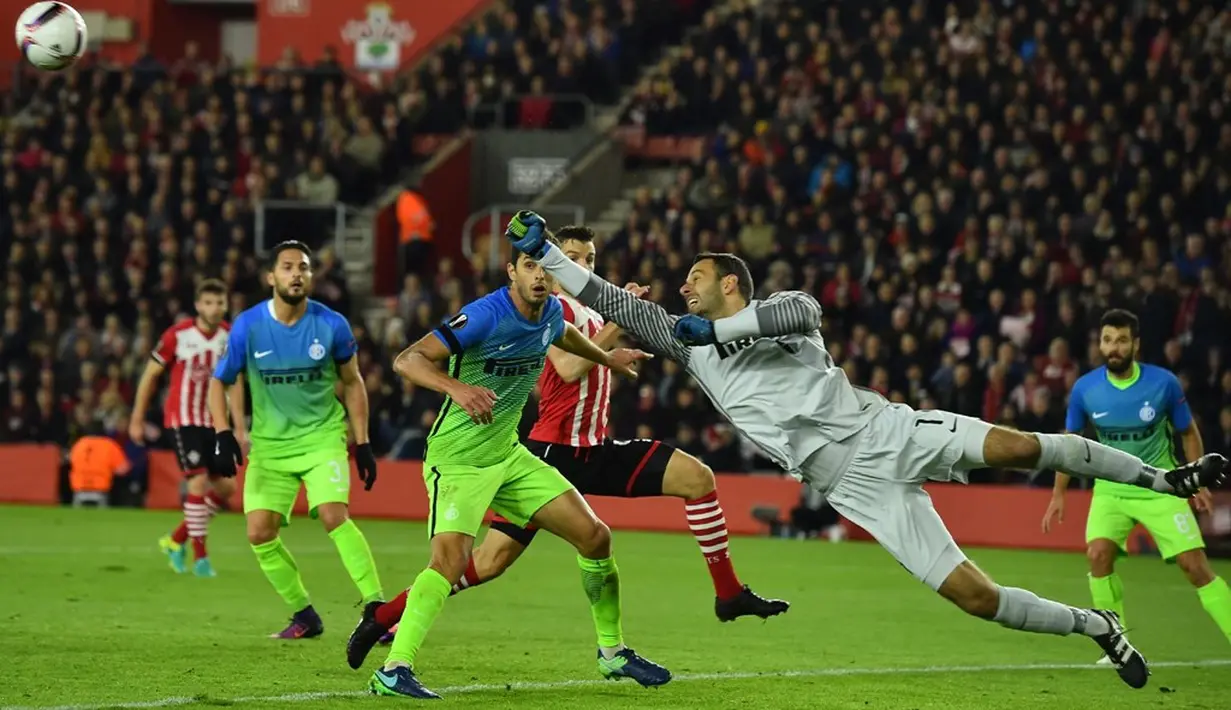 Kiper Inter Milan, Samir Handanovic, menghalau serangan pemain Southampton pada laga Grup K Liga Europa di Stadion St Mary's, Jumat (4/11/2016) dini hari WIB. (AFP/Glyn Kirk)