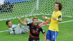 Penyerang Jerman, Thomas Mueller, merayakan gol yang dicetak ke gawang Brasil pada laga semifinal Piala Dunia 2014 di Stadion The Mineirao (8/7/2014). Jerman menang 7-1 atas Brasil. (AFP/Gabriel Bouys)