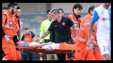 Gelandang AS Roma, Radja Nainggolan menghampiri Federico Mattiello usai mengalami cedera pada laga serie A di Marcantonio Bentegodi, Verona, Italia (8/3/2015). Verona bermain imbang 0-0 dengan AS Roma. (Twitter.com/SportsJOEdotie)