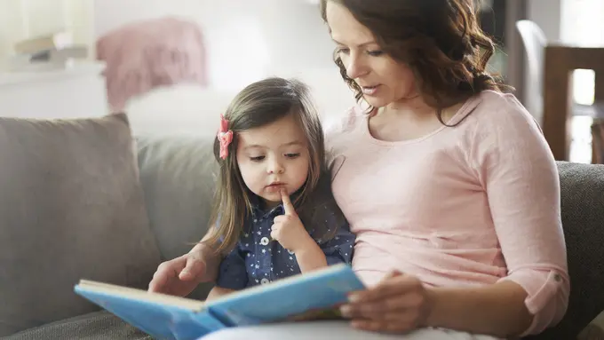 Orang Tua Gemar Bacakan Dongeng Bikin Anak Lebih Cerdas? (Gpointstudio/Shutterstock)