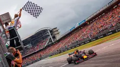 Pebalap Red Bull Max Verstappen melintasi garis finis saat memenangkan F1 GP Jerman di Hockenheimring, Hockenheim, Minggu (28/7/2019). Ini adalah kemenangan kedua Verstappen pada persaingan F1 GP 2019. (Epa pool photo Via AP/Suki Sulejmanovic)