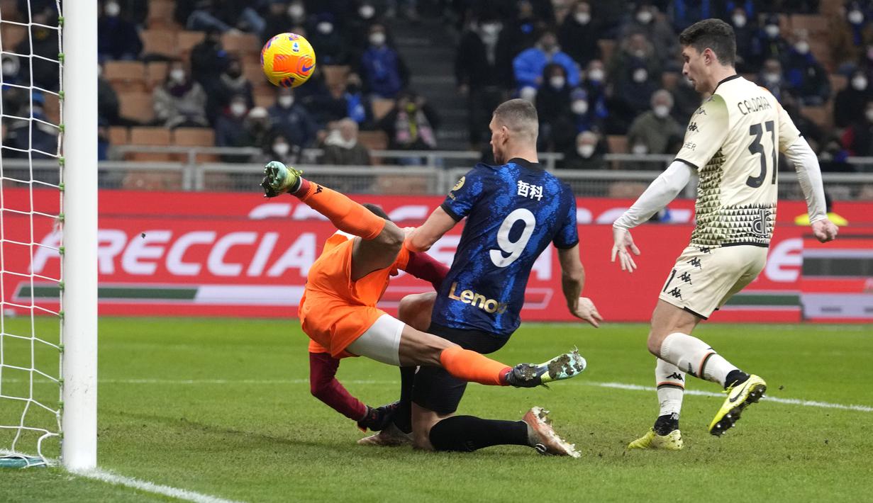 Inter Milan harus bekerja ekstra untuk menaklukkan Venezia pada laga Liga Italia di Stadion Giuseppe Meazza, Minggu (23/1/2022). (AP/Luca Bruno)