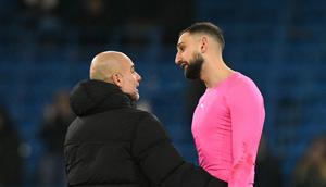 Manajer Manchester City, Pep Guardiola, bersama kiper Man City asal Italia, Gianluigi Donnarumma. (Oli SCARFF / AFP)