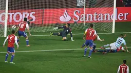 Kiper Paraguay, Justo Villar gagal menghalau bola tendangan bek Argentina, Marcos Rojo pada semifinal Copa Amerika 2015 di Concepcion, Chili, (1/7/2015). Argentina melangkah ke final usai mengalahkan Paraguay 6-1. (Reuters/Jorge Adorno)
