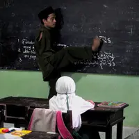 Terlahir cacat tak membuat semangat guru Untung surut. Dia tetap gigih mengajarkan pendidikan agama pada murid-muridnya. Bikin haru!