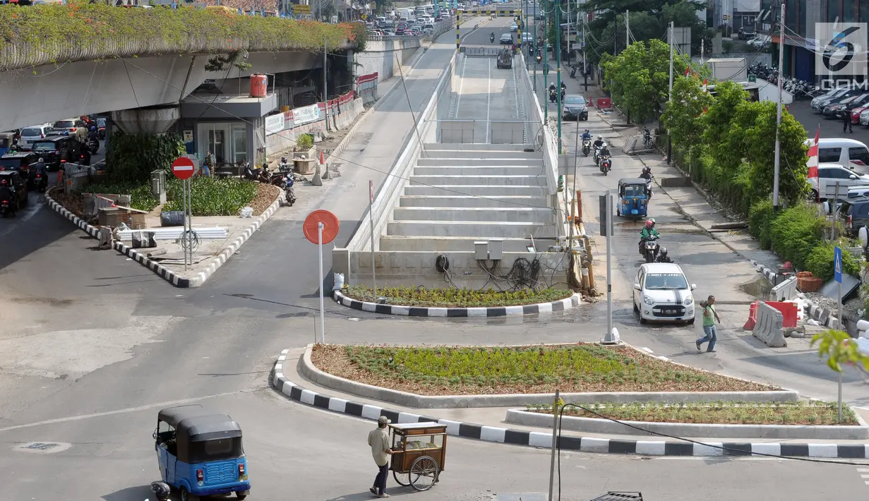 Pengendara melintas di sisi terowongan atau underpass Matraman, Jakarta, Jumat (6/4). Sempat mengalami penundaan, Pemprov DKI Jakarta berencana menguji coba lalu lintas di terowongan Matraman pada 10 April mendatang. (Liputan6.com/Helmi Fithriansyah)