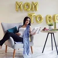 Saat ditemui dikawasan Rio sedikit berbagi setelah kehamilan sang istri yang telah memasuki bulan kelima. Ia mengaku lebih banyak maunya, dibanding sang istri. (Instagram/atiqahhasiholan)