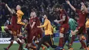 Para pemain AS Roma merayakan kemenangan atas Barcelona pada laga leg kedua perempat final Liga Champions, di Stadion Olimpico, Selasa (10/4/2018). AS Roma menang 3-0 atas Barcelona. (AP/Gregorio Borgia)