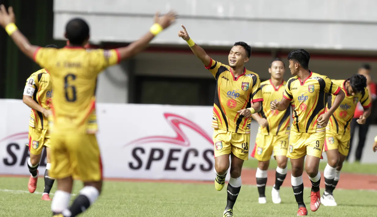 Pemain Mitra Kukar, Achmad Faris, merayakan gol yang dicetak nya ke gawang Bhayangkara FC pada laga Piala Presiden 2019 di Stadion Patriot, Jawa Barat, Senin (11/3). Bhayangkara FC menang 2-1 atas Mitra Kukar. (Bola.com/M Iqbal Ichsan)