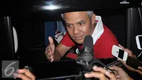Gubernur Jawa Tengah Ganjar Pranowo menjawab pertanyaan wartawan saat berada di dalam mobil, Semarang, Selasa (1/3). (Liputan6.com/Gholib)