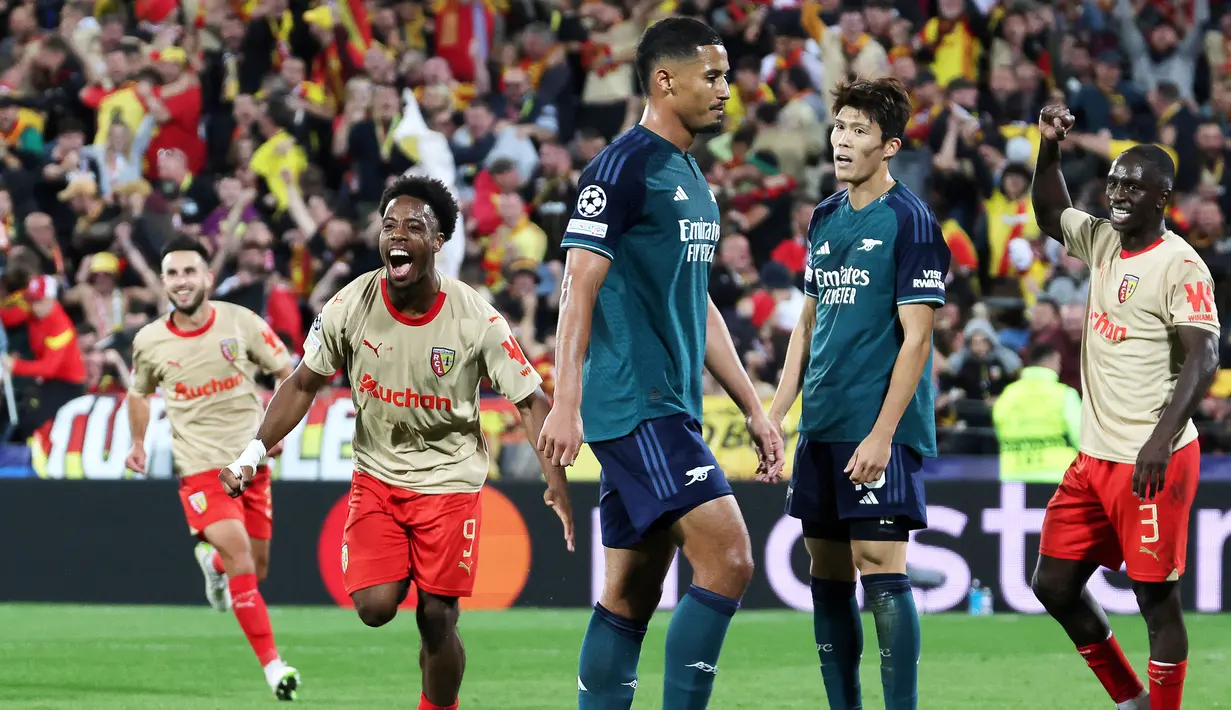 Pemain RC Lens, Elye Wahi, melakukan selebrasi setelah mencetak gol ke gawang Arsenal pada laga Liga Champions di Stade Bollaert-Delelis, Rabu (4/10/2023). RC Lens menang dengan skor 2-1. (AFP/Denis Charlet)