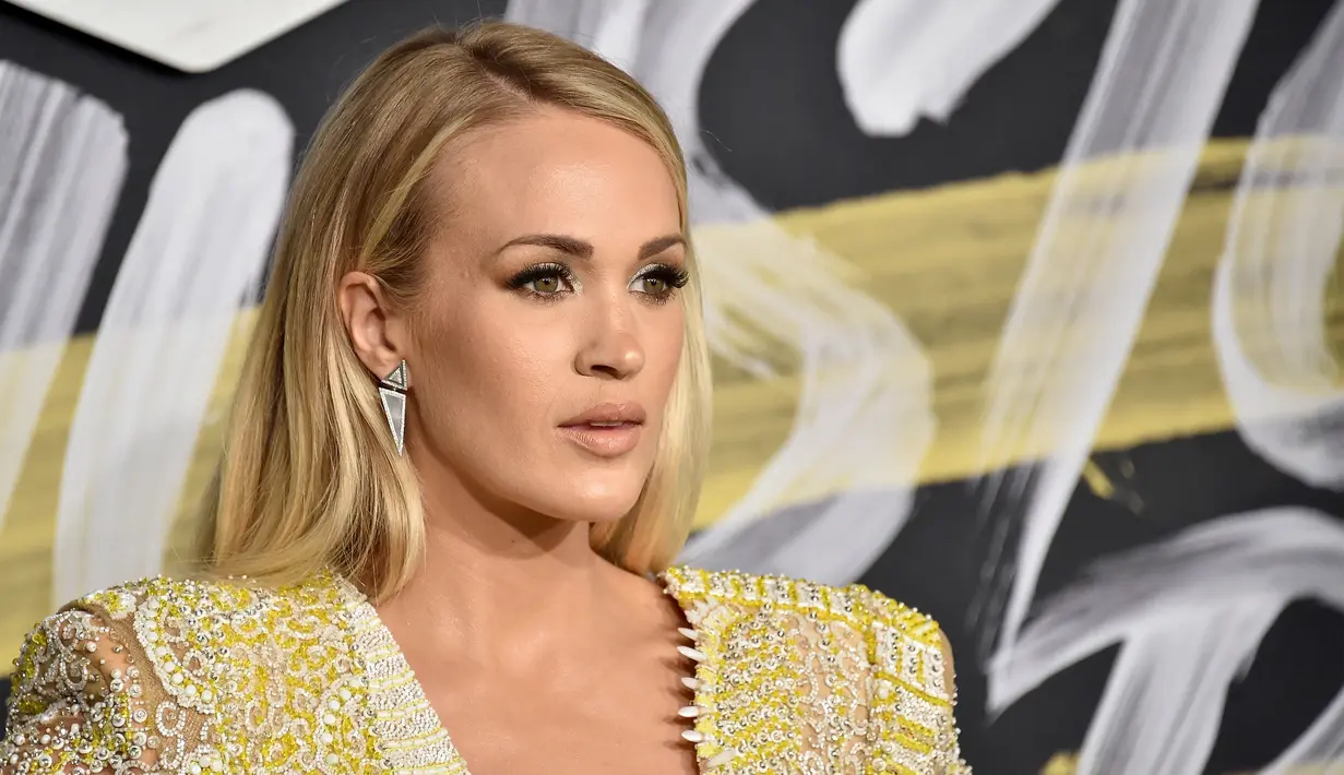 Dilansir dari E! Carrie mengaku mengalami tiga kali keguguran dalam di tahun 2017 dan 2018. (MIKE COPPOLA / GETTY IMAGES NORTH AMERICA / AFP)