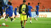Javier Roca saat memimpin latihan Arema FC jelang laga kontra Persik di Stadion Brawijaya Kota Kediri, Sabtu (17/9/2022). (Bola.com/Gatot Susetyo)