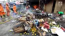 Sejumlah barang dagangan berserakan di depan ruko yang terbakar di Pasar Kebayoran Lama, Jakarta, Selasa (13/6). Tidak ada korban jiwa dalam kebakaran tersebut. (Liputan6.com/Johan Tallo)