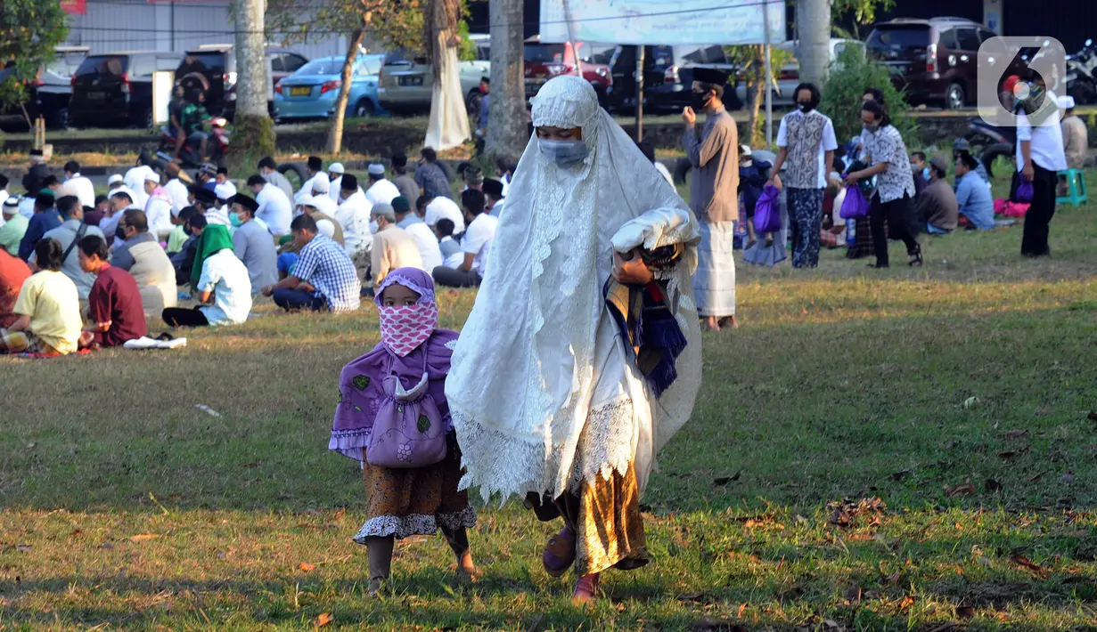 Warga mengenakan masker saat mengikuti salat Idul Adha di Lapangan Perumahan Sawangan Permai, Depok, Jawa Barat, Jumat (31/7/2020). Hari ini, seluruh umat muslim di dunia merayakan Idul Adha 1441 H yang dilanjutkan dengan pemotongan hewan kurban. (merdeka.com/Arie Basuki)