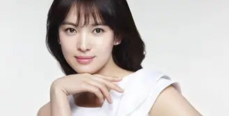 Song Hye Kyo punya kebiasaan unik yaitu memainkan hidung saat dirinya merasa malu. Hal tersebut diakui wanita cantik ini saat dirinya canggung. (Foto: allkpop.com)