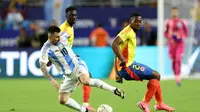 Penyerang Argentina Lionel Messi berebut bola dengan bek Kolombia Carlos Cuesta selama pertandingan sepak bola final turnamen Conmebol 2024 Copa America antara Argentina dan Kolombia di Stadion Hard Rock, di Miami, Florida pada 14 Juli 2024.CHARLY TRIBALLEAU / AFP