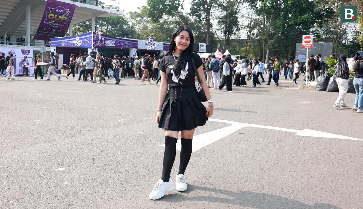 Fans JKT48 saat menghadiri acara Grand Final AXIS NAtion Cup 2023 yang berlangsung di Istora Senayan, Jakarta, Minggu (15/10/2023). (Bola.com/M Iqbal Ichsan)