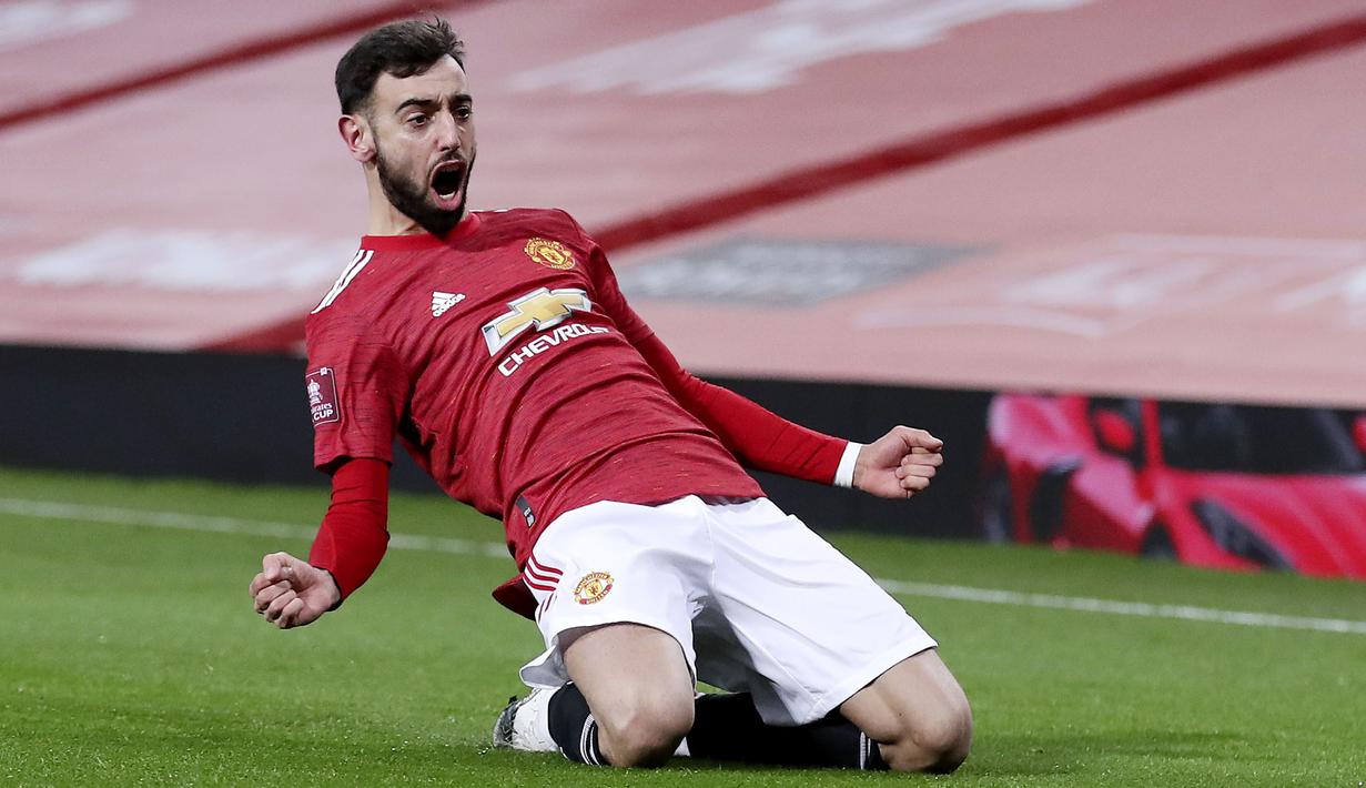 Bruno Fernandes - Sejak kedatangannya ke Old Trafford, pemain Timnas Portugal ini menjelma menjadi jendral di lini tengah Manchester United. Gelandang yang direkrut dari Sporting CP ini merupakan sosok pemain yg handal dalam mencetak gol dan piawai memberikan umpan. (Martin Rickett/Pool via AP)