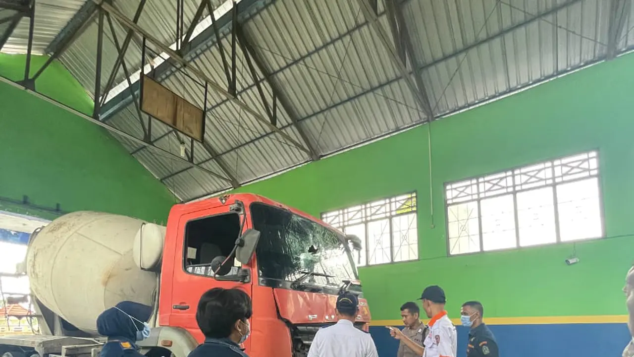 Truk molen tabrak 3 pemotor hingga tewas