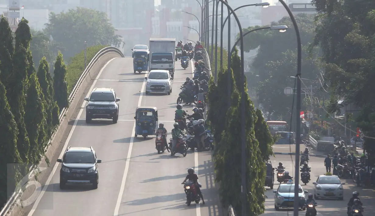 Pengendara sepeda motor melawan arus di fly over kawasan Kemayoran, Jakarta, Kamis (18/8). Meskipun berbahaya, namun aksi nekat tersebut tetap dilakukan pengendara untuk menghindari razia kendaraan bermotor. (Liputan6.com/Immanuel Antonius)
