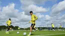 Striker Tottenham Hotspur, Son Heung-Min, bersama rekannya melakukan sesi latihan jelang laga Liga Champions di London, Selasa (12/9/2017). Tottenham Hotspur akan berhadapan dengan Borussia Dortmund. (AFP/Glyn Kirk)