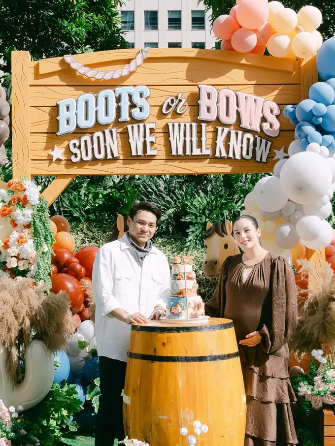 Bakal Punya Anak Perempuan, Chelsea Islan Tampil Cantik Effortless dan Glowing Maksimal di Momen Gender Reveal