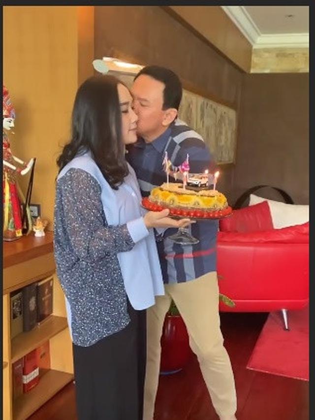 7 Momen Seru Ulang Tahun Ahok Ke-54, Bernyanyi Bersama Istri dan Anak