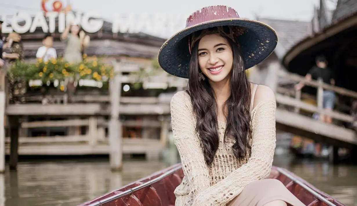 Usai sukses sebagai Puteri Indonesia 2014 silam, Elvira pun melanjutkan karirnya di dunia hiburan.  Di tengah kesibukannya, Elvira pun berkunjung ke Pattaya Floating Market, Thailand (Liputan6.com/IG/elviraelph)