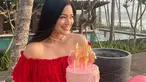Ulang tahun selalu jadi momen spesial bagi siapapun tak terkecuali bagi Titi Kamal. Perayaan pertambahan usianya kali ini dirayakan di Bali tanpa suami maupun anak. Titi Kamal tampak cantik mengenakan dress berwarna merah sembari memegang kue ulang tahun.
(Liputan6.com/IG/@titi_kamall)