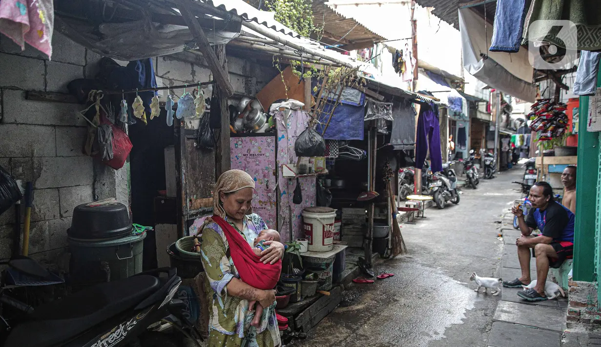 Aktivitas warga di permukiman padat penduduk Kampung Muka RW 04, Ancol, Pademangan, Jakarta, Selasa (4/1/2022). Gubernur DKI Jakarta Anies Baswedan memastikan 1.000 kepala keluarga (KK) di kampung tersebut mendapatkan Izin Mendirikan Bangunan (IMB) kolektif. (Liputan6.com/Faizal Fanani)
