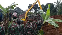 Petugas melakukan pencarian satu keluarga yang tertimbun longsor di Bogor (Liputan6.com/Achmad Sudarno)
