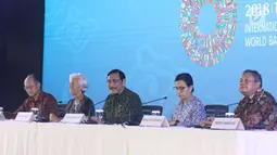 Ketua Panitia IMF-Bank Dunia Luhut Binsar Pandjaitan (tengah), Direktur Pelaksana IMF Christine Lagarde, Presiden Bank Dunia Jim Yong Kim, Menkeu Sri Mulyani, dan Gubernur BI Perry Warjiyo saat penutupan, Bali, Minggu (14/10). (Liputan6.com/Angga Yuniar)