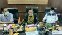 Walikota Serang (Kemeja Hitam) Larang Warga Shalat Idul Adha. (Jumat, 16/07/2021). (Yandhi Deslatama/Liputan6.com).