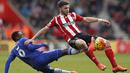 5. Bek Chelsea, Baba Rahman, berebut bola dengan gelandang Southampton, Shane Long, pada laga Liga Premier Inggris di Stadion St Mary, Sabtu (27/2/2016). Southampton takluk dari Chelsea 1-2. (Reuters/John Sibley)