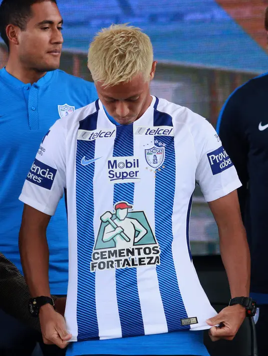 Keisuke Honda saat berseragam klub barunya Pachuca  saat perkenalan dirinya di Football University, Pachuca, Meksiko, (18/7). Selama bersama AC Milan, Honda mencetak 11 gol dan 14 assist dalam 92 laga. (AFP Photo/Victor Cruz)